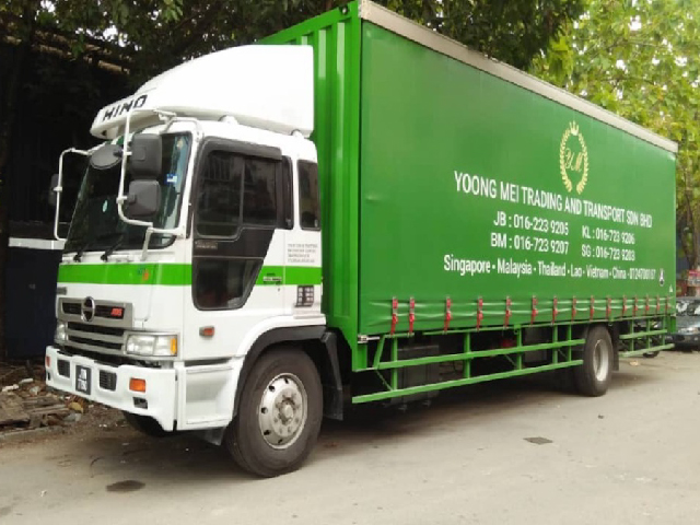 Yoong Mei 8 Ton Side Curtain Lorry